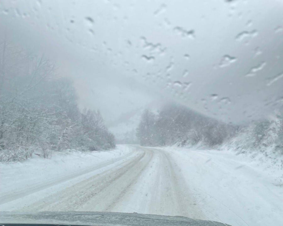 Снежно невреме во Романија, десетици населени места без струја и вода