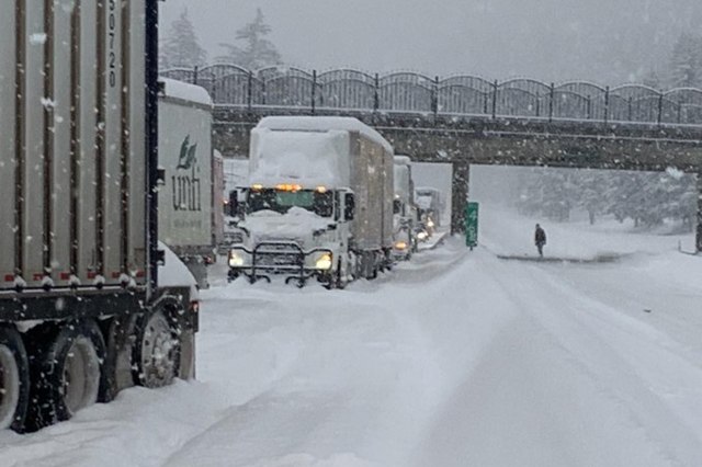 Силен ветер и снег предизвикаа хаос на патиштата во Баварија