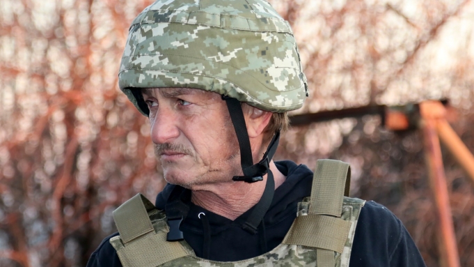Шон Пен во Украина работи на документарец за војната со Русија