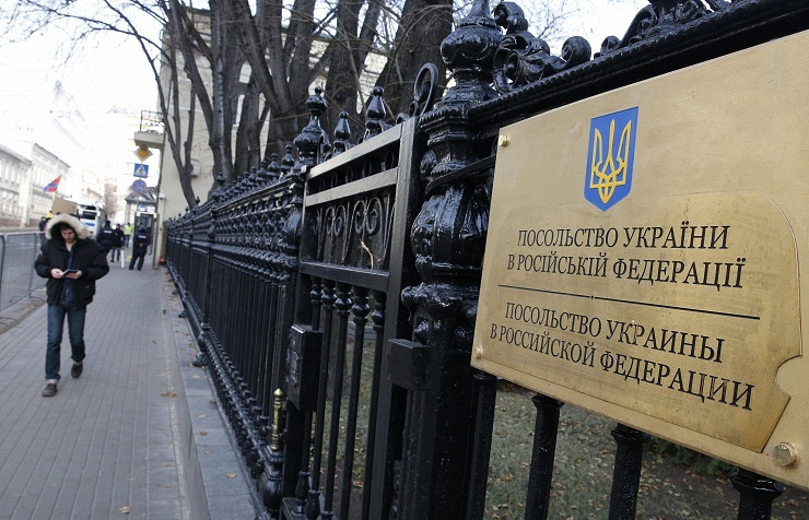 Украина ја повлекува и евакуира својата амбасада во Москва