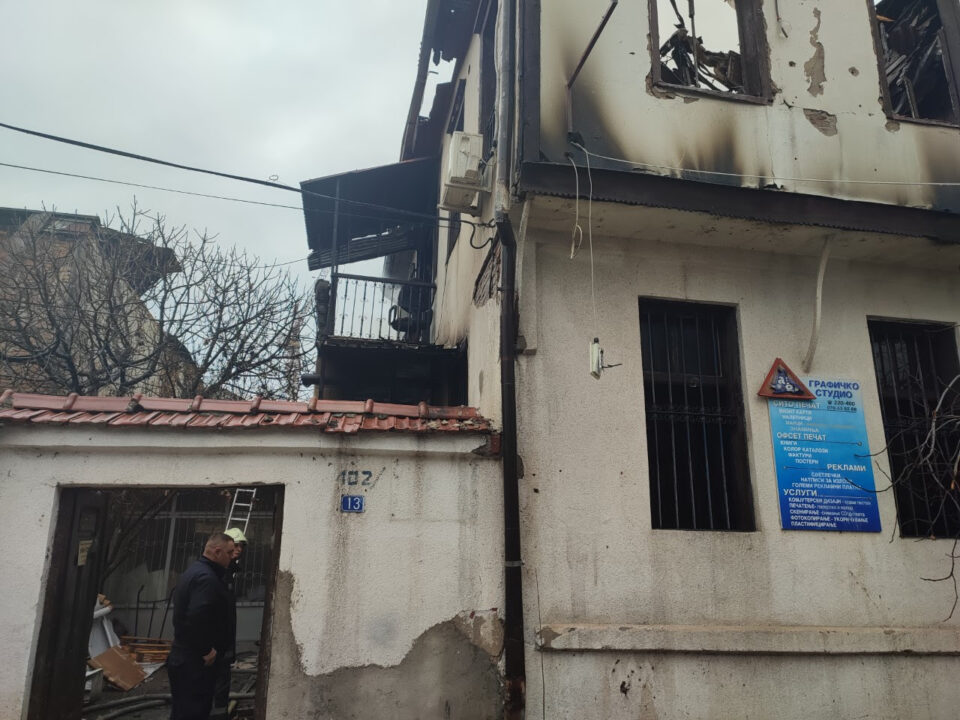 Изгоре куќа во Скопје, пожарот изгаснат