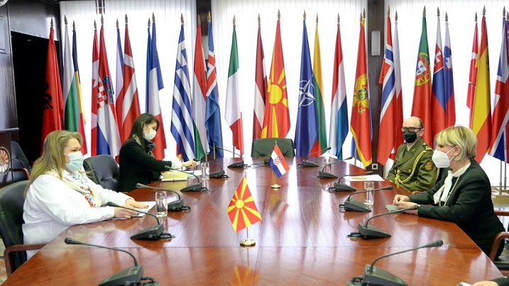 Петровска-Тигањ: Македонија и Хрватска три децении градат блиски односи во одбраната