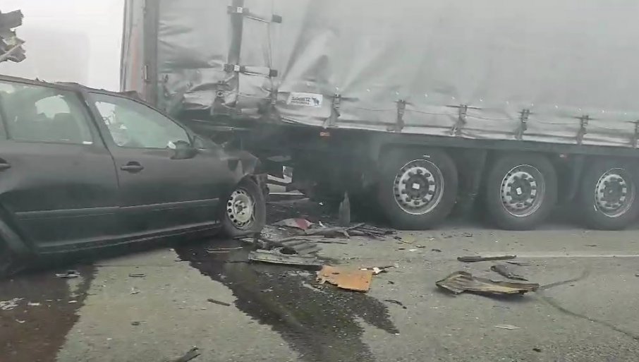 Еден загинат, неколку повредени во верижен судар сo 30-тина возила на автопатот Белград-Нови Сад