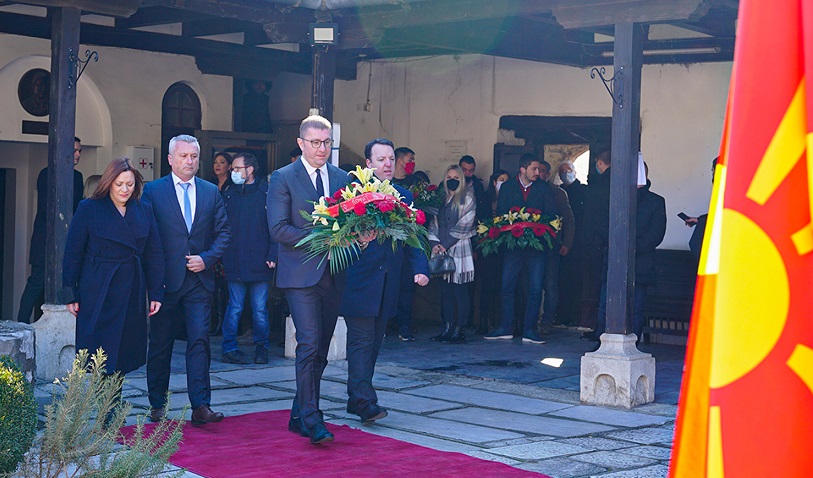 Делегации на ВМРО-ДПМНЕ положија свежо цвеќе на споменикот на Гоце Делчев по повод 150 години од неговото раѓање