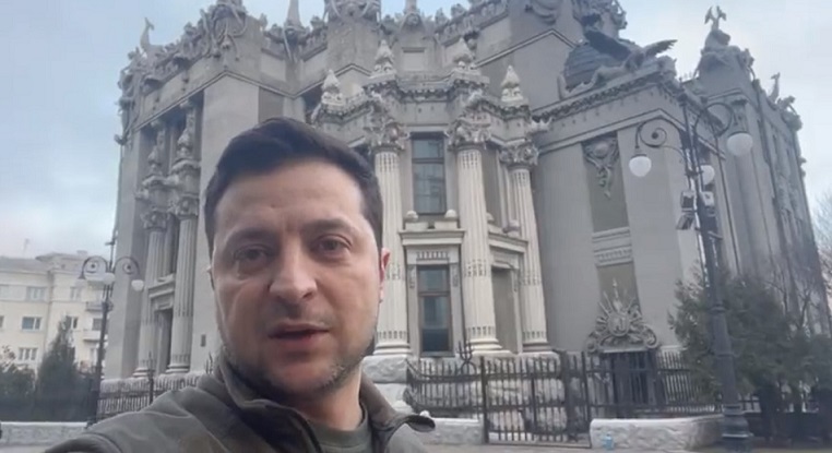 Зеленски се јави од улиците на Киев: Се уште сум тука, нема да го оставиме оружјето
