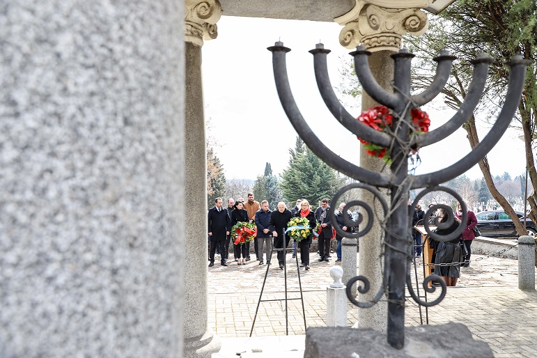 Владина делегација положи цвеќе пред спомениците на депортирани македонски Евреи во поранешниот скопски Монопол и на Градските гробишта Бутел