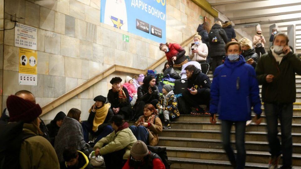 Околу 15.000 луѓе се во метрото во Киев