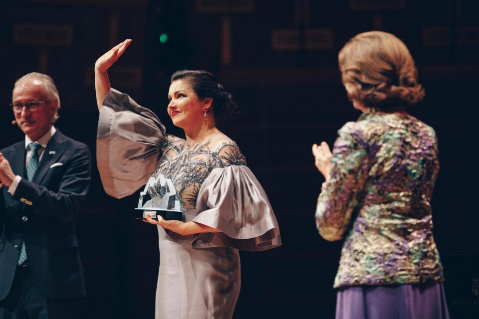 Сопранот со светска слава, Ана Нетребко се повлече од операта Метрополитен бидејќи одби да ја повлече поддршката за Путин