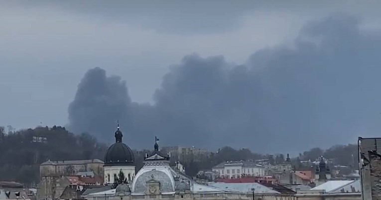 Три силни експлозии во Лавов, градоначалникот: Нападнати сме