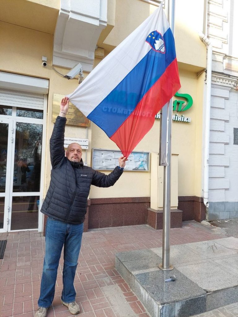 Словенечката амбасада во Киев го отстрани знамето зашто потсетува на руското