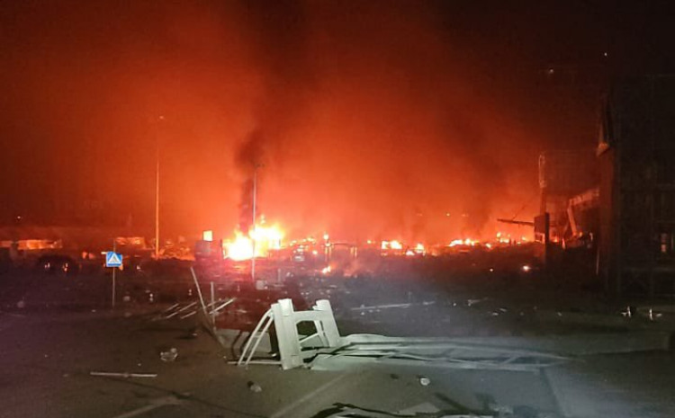 Најмалку шест лица загинаа во напад на трговски центар во Киев