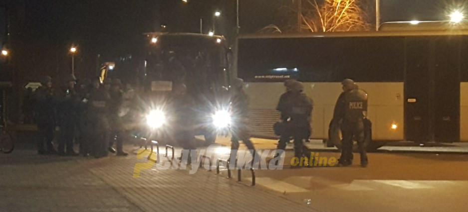 Погледнете како полицијата „товареше“ Чкембари во автобуси за Битола