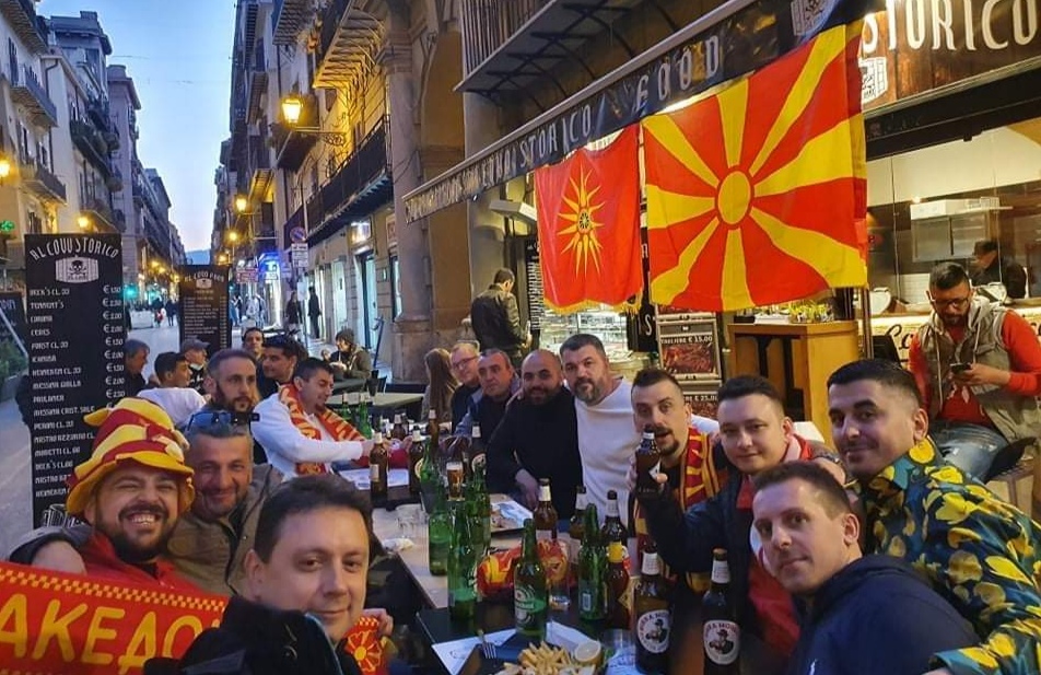 Палермо обоен во црвено и жолто: Македонските фанови во голем број пристигнуваат пред фудбалскиот натпревар