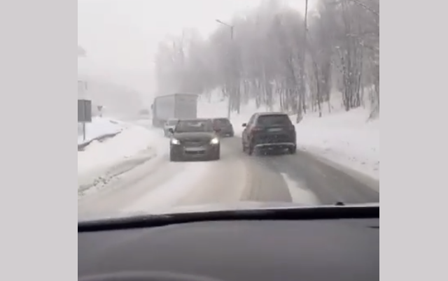 Најавениот снег ја изненади Македонија пат: Хаос на патиштата, може да се вози со максимум триесетина на час