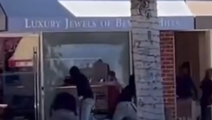 Го искршиле излогот и за секунди украле накит вреден милиони: Златарница на Беверли Хилс жртва на дрска кражба