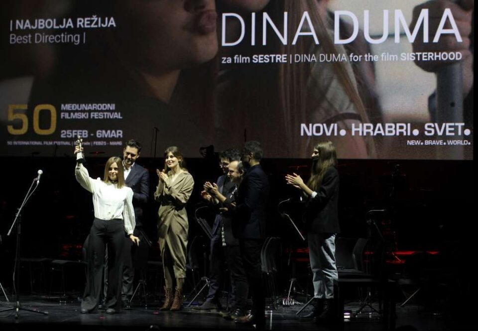 Дина Дума наградена за најдобра режија за „Сестри“ на белградски „Фест“
