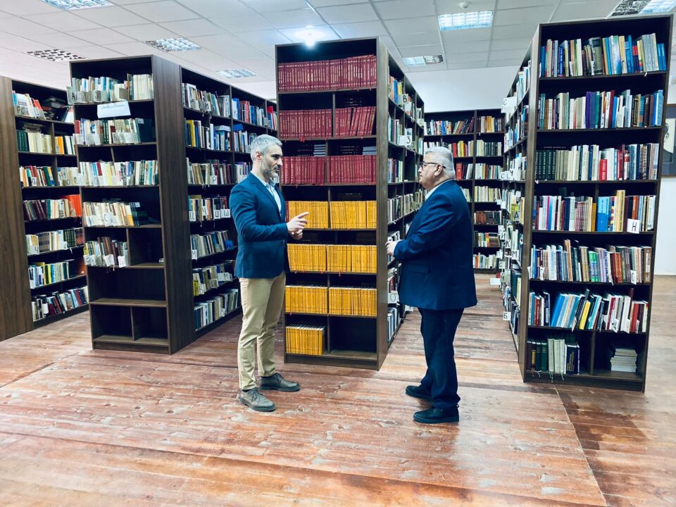 Проф. д-р Анис Сефиданис подари триесет примероци од неговите трудови на охридската библиотека