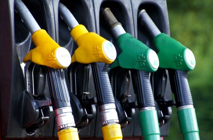 „Полн резервоар празен паричник“: Со 1,22 процент од просечната плата во Македонијa може да се купи само три литри бензин