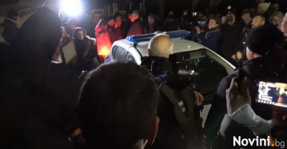 Во живо од случувањата во Бугарија  – Борисов однесен со полициски автомобил