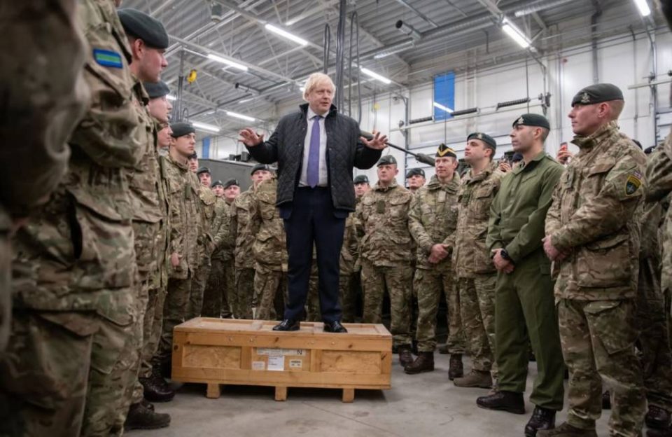 Велика Британија им забрани на своите војници да се борат во Украина