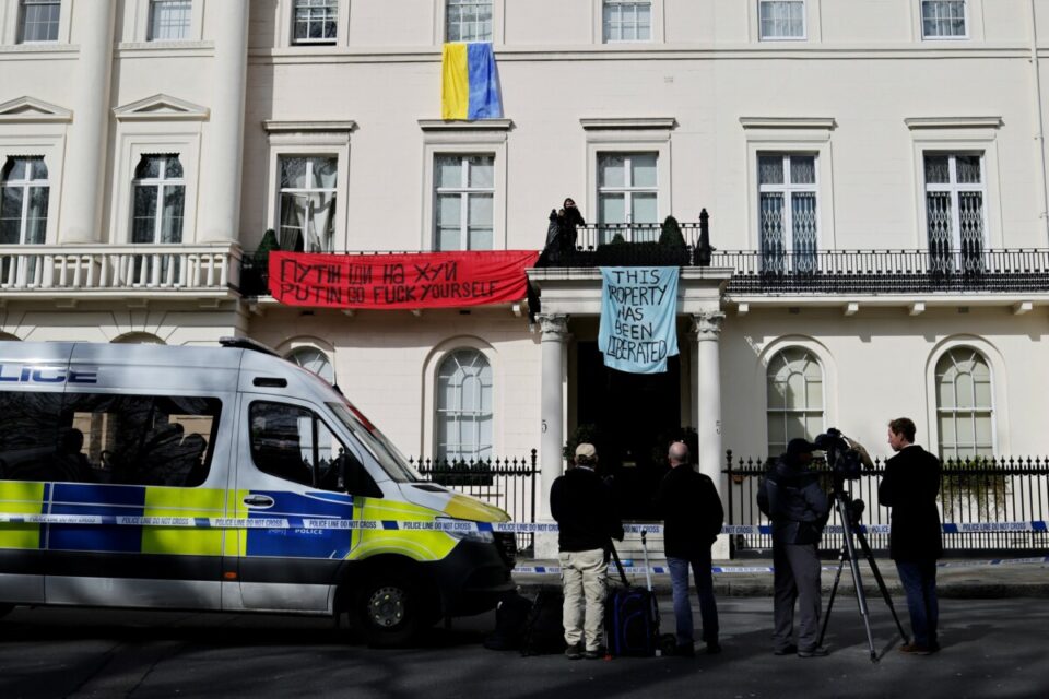 Поддржувачи на Украина окупираа вила на руски милијардер во Лондон