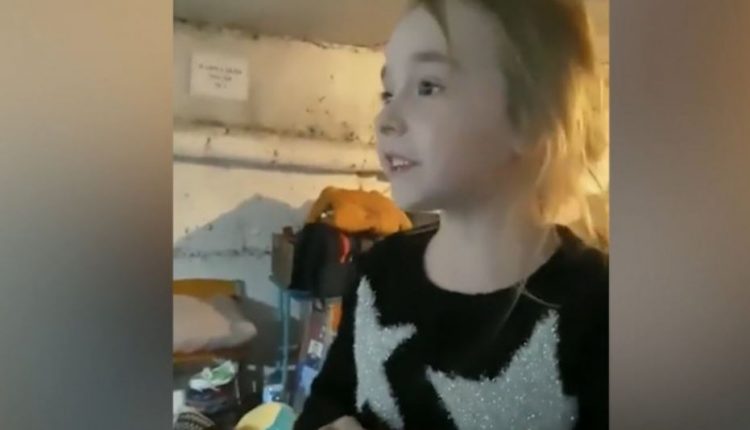 Малата Амелија во скривница во Украина ја пее „Let It Go“