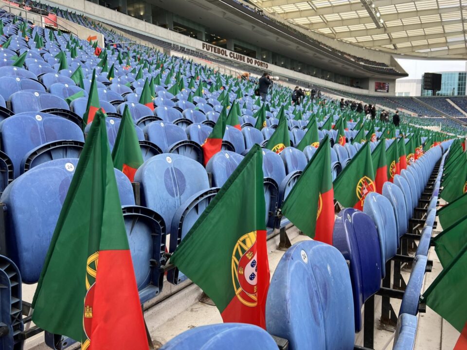 Фудбалската федерација на Португалија подготви по едно знаме за португалските навивачи