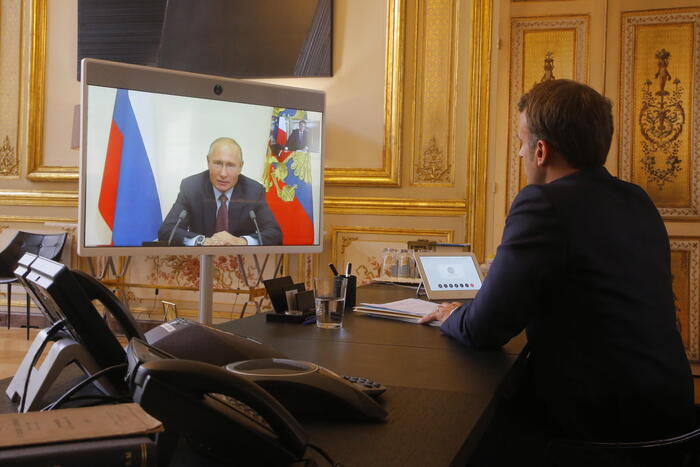 Maкрон разговарал со Путин, успеал да го убеди за обезбедувањето на нуклеарните постројки