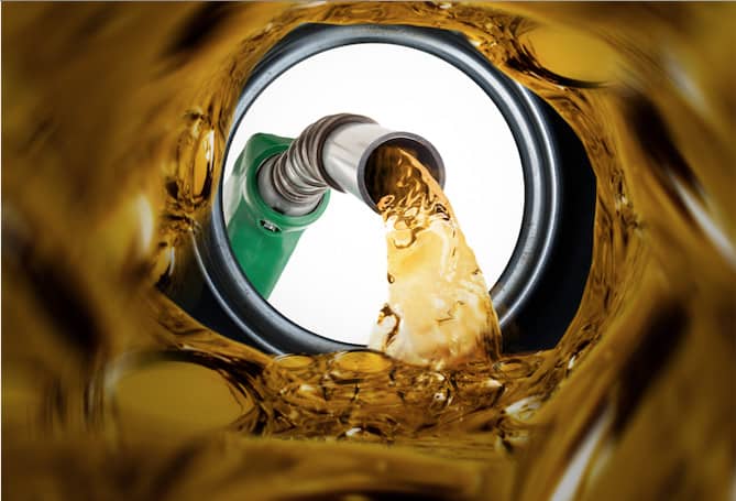 Дали конечно ќе слушнеме добри вести: Паѓа цената на нафтата, ќе поефтинат ли горивата?