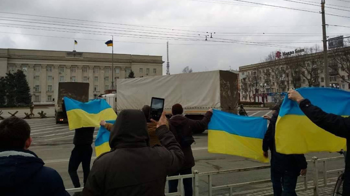 „Херсон е Украина“ извикуваат жителите на само неколку метри од зграда окупирана од руски воени сили