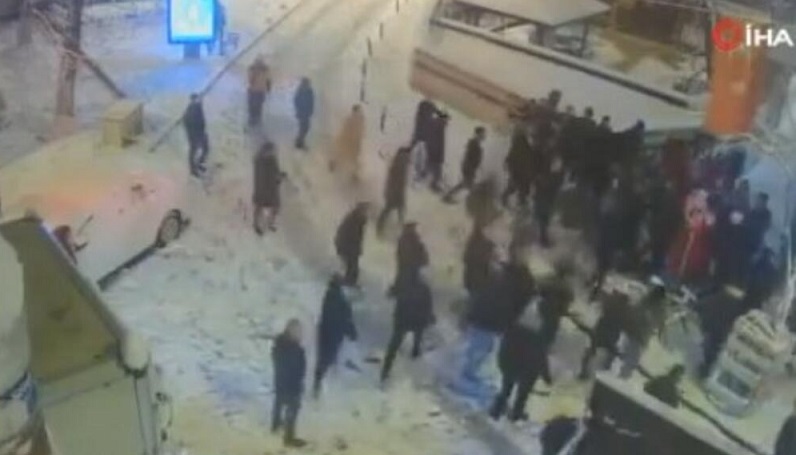 Почна како забавно мавање со снежни топки, заврши како пукање: Седуммина повредени при престрелка во Истанбул