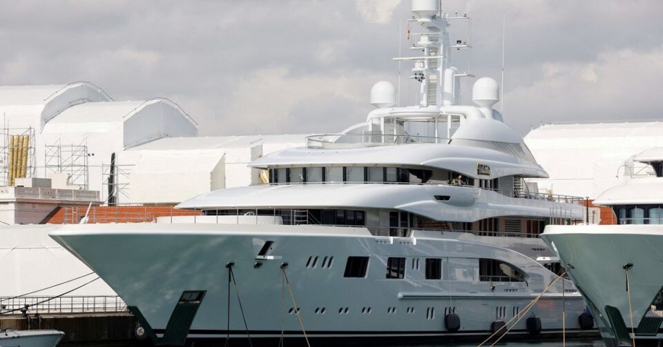 Шпанците запленија јахта вредна 140 милиони долари на рускиот олигарх Чемезов
