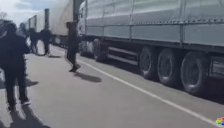 Имате пет минути да ја напуштите државата, им рекле на двајцата македонски возачи чии камиони ги запленија украинските граничари