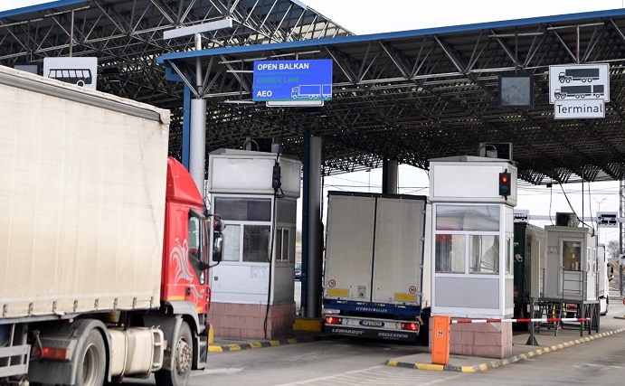 Од први февруари македонските компании кои увезуваат или извезуваат во Србија и обратно, камионите со стока ќе ги мерат само еднаш
