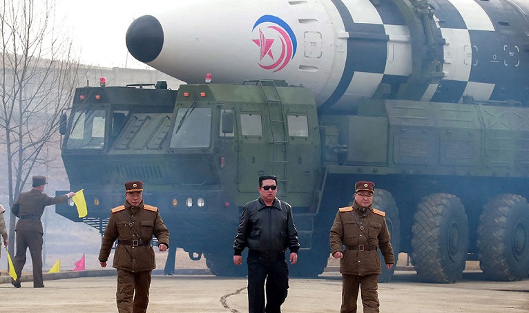 Ким Џонг-ун лично ги надгледувал ракетните воени тактички вежби на Cеверна Кореја