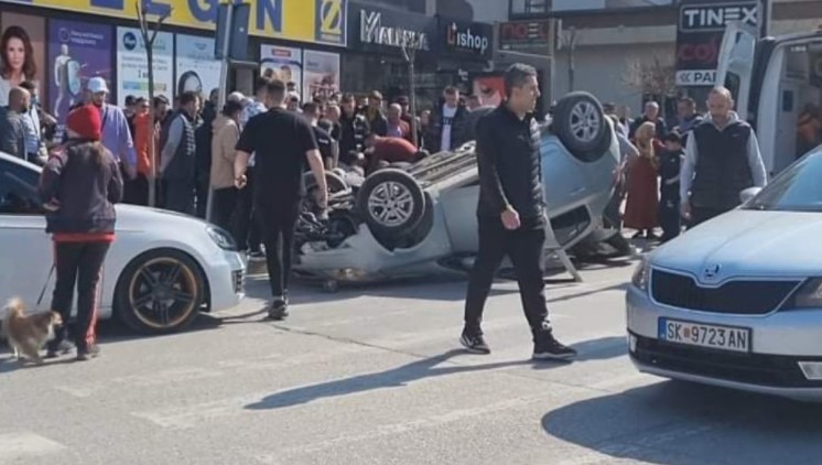Автомобил се преврте во центарот на Тетово, повредено 22-годишно момче