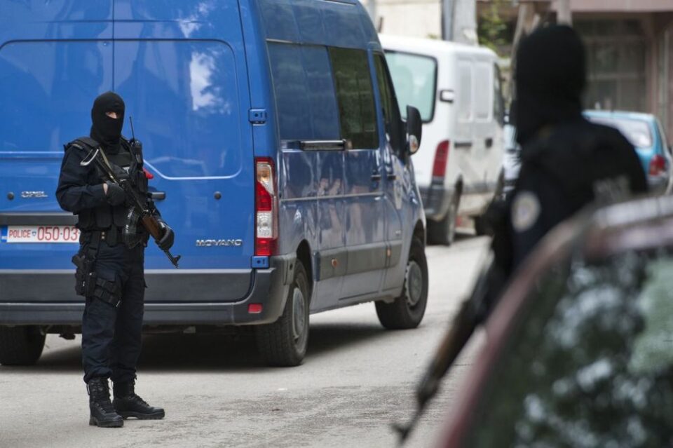 Убиен еден од ограбувачите на златарница во Косово, ранет полицаец и приведени седум лица