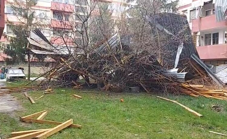 Силниот ветер „однесе“ покрив од зграда во Охрид, оштетени три стана од друга зграда