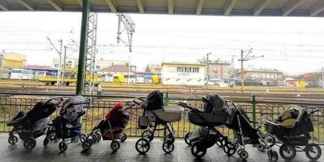Мајки на железнички станици во Полска оставаат празни колички за бегалците од Украина