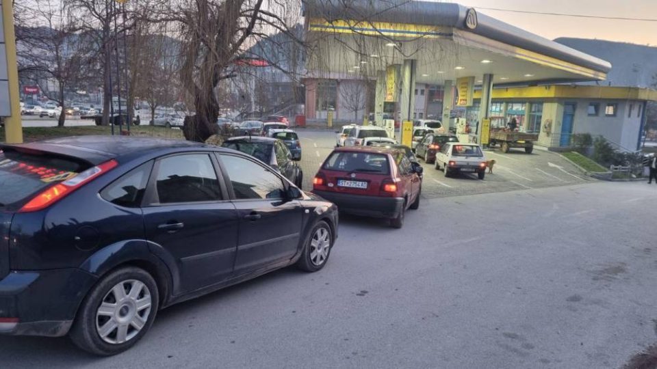 Километарски колони на бензинските: Граѓаните исплашени од најавените цени на горивата, пумпите не точат во канти