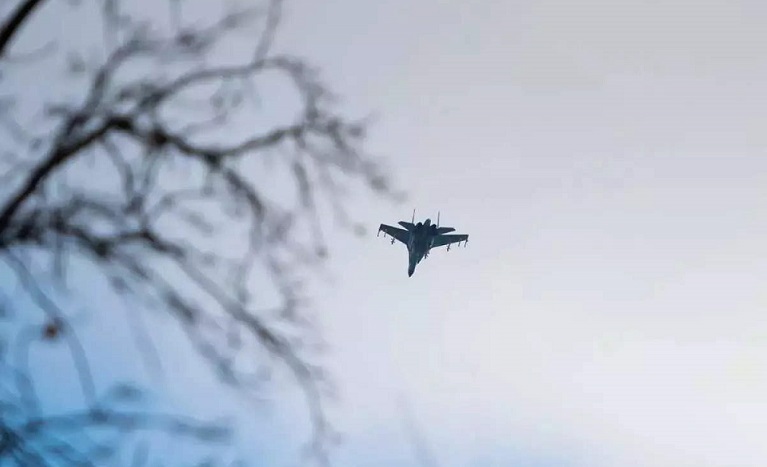 Киев тврди дека руската авијација нападнала цели во западна Украина