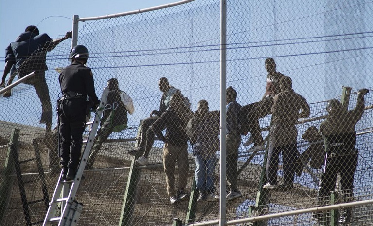 Речсии 1.000 мигранти ја прескокнале заштитната ограда во Мелила во Мароко и влегле на територија на ЕУ