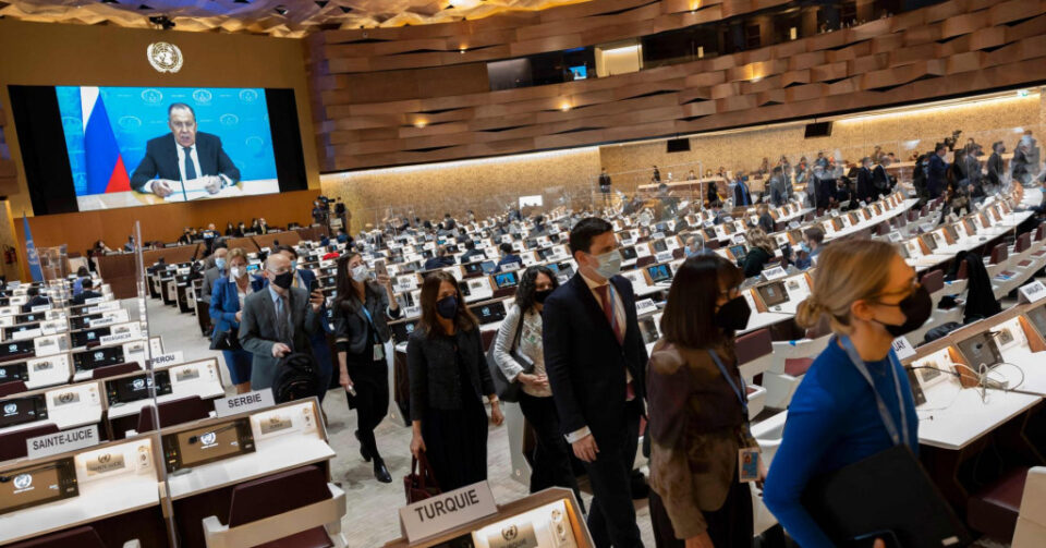 Дипломатите на ОН ја напуштија салата кога Лавров се појави на екран, тој продолжи со говорот