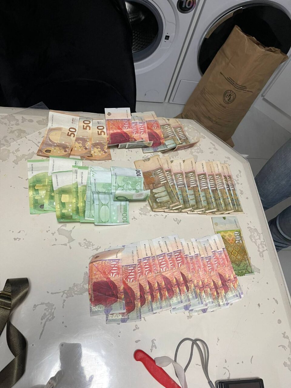 Наплаќал во петстотки, татко му го попречувал претресот: Приведен дилер на кокаин во Кичево
