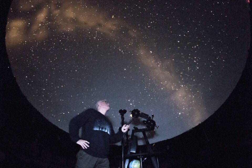 Ноќното небо со преубав приказ на ѕвездите- предавање во Планетариумот вечерва во Скопје