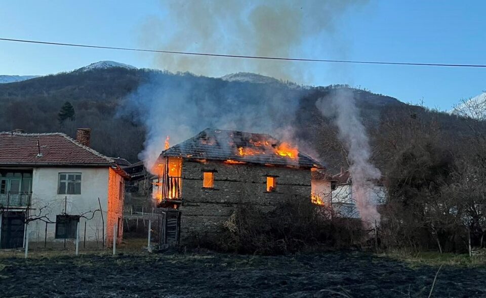 Изгоре куќа во тетовска Шипковица