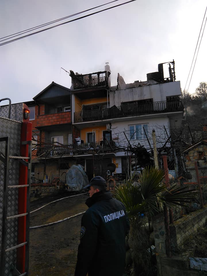 Драма во Охрид: Спречувал пожарникари да му гаснат дома, куќата полна со оружје