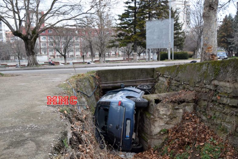 Автомобил пропадна во отворен канал во Штип