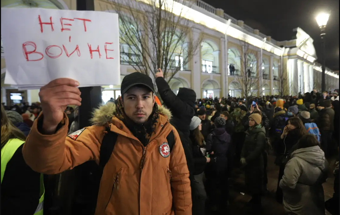 Во Русија приведени над 800 демонстранти