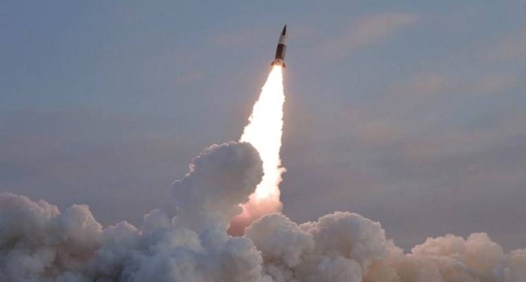 Северна Кореја истрела три балистички проектили кон исток